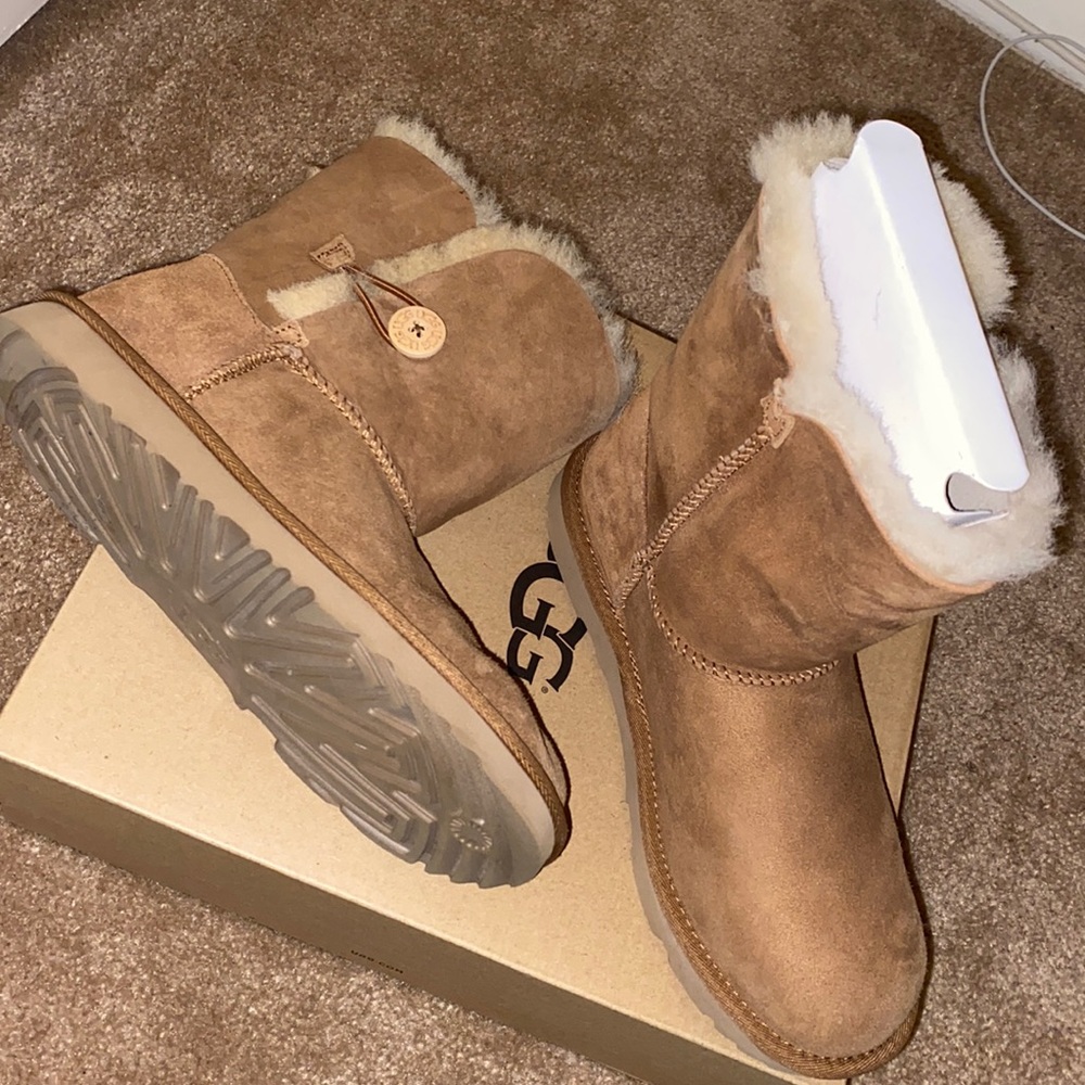 Ugh Bailey button chestnut size 6